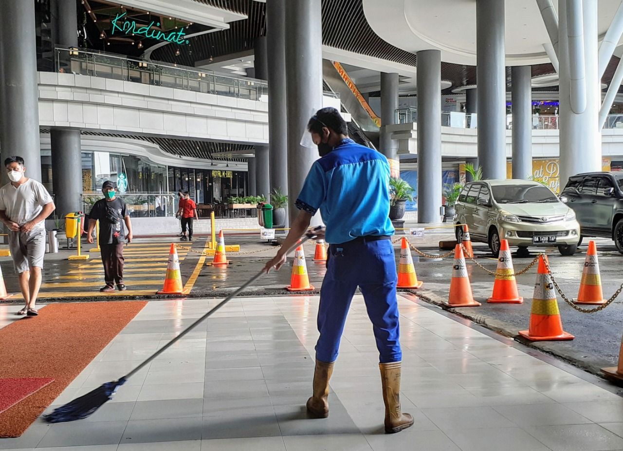 Seorang pekerja di Duta Mall tengah membersihkan lantai saat kebijakan PPKM Level 4 Banjarmasin. 