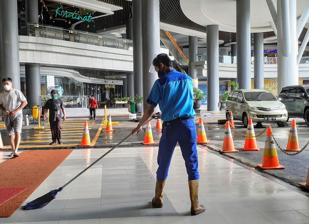 Seorang pekerja di Duta Mall tengah membersihkan lantai saat kebijakan PPKM Level 4 Banjarmasin. 