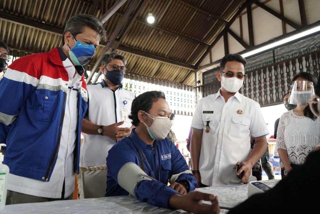 Wali Kota Balikpapan Rahmad Mas'ud meninjau pelaksananaan vaksin gotong royong Pertamina di Pantai Kilang Mandiri Balikpapan, Kamis (12/8/2021)  