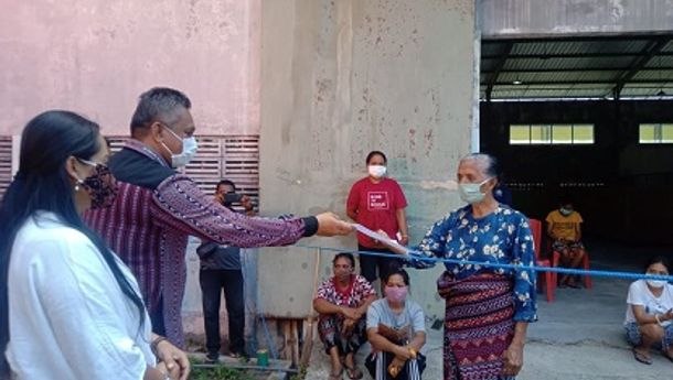 Bupati Sikka Kunjungi 37 Pasien Karantina Terpusat di Gedung SIC