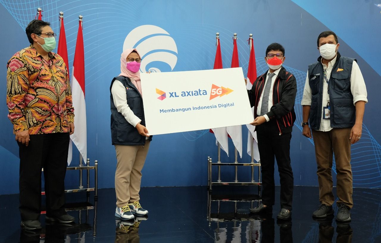 CEO XL Axiata Dian Siswarini (dua dari kiri) saat menerima SKLO dari Kementerian Kominfo, Kamis (12//8/2021) petang.