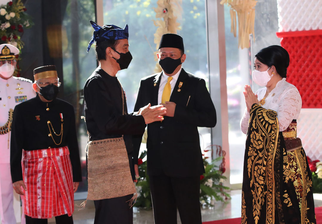 Presiden Joko Widodo dengan mengenakan pakaian adat suku Baduy bersama  Wakil Presiden Ma'ruf Amin dismabut Ketua MPR RI Bambang Soesatyo, dan Ketua DPR RI Puan Maharani saat tiba di Gedung Nusantara, Kompleks Parlemen,Senayan, Jakarta, Senin, 16 Agustus 2021. Foto: Istimewa