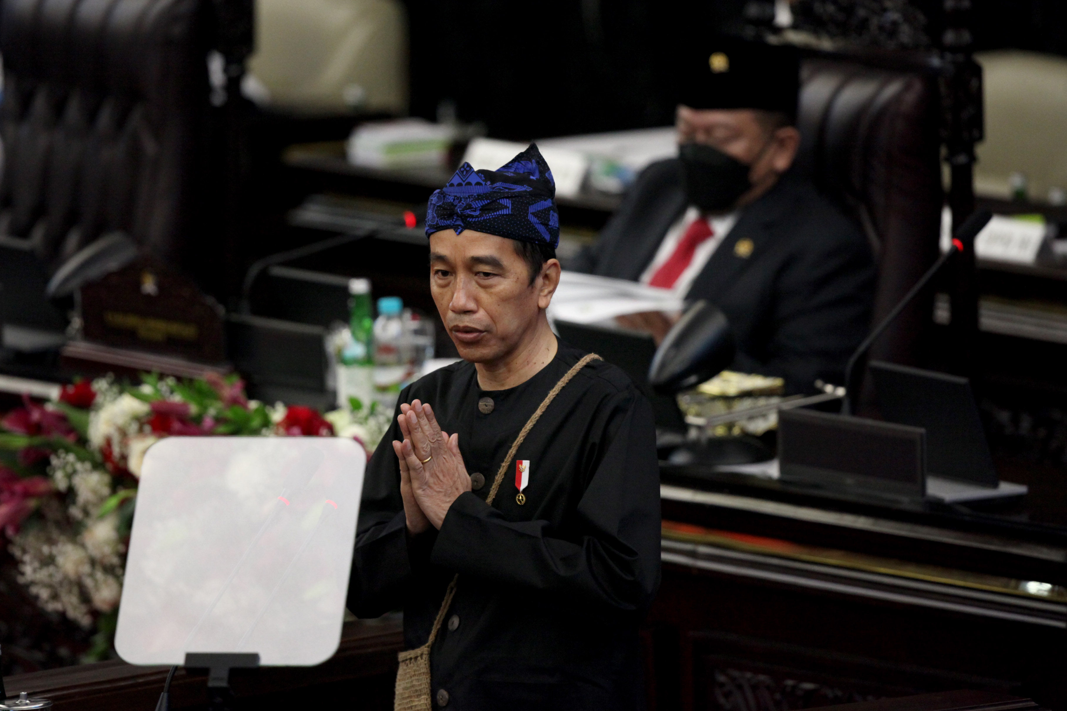 Presiden RI, Joko Widodo memberikan salam pada peserta sidang yang hadir di Gedung Nusantara, Komplek Parlemen, Senayan, Jakarta. Senin, 16 Agustus 2021. Foto:  POOL/Sopian