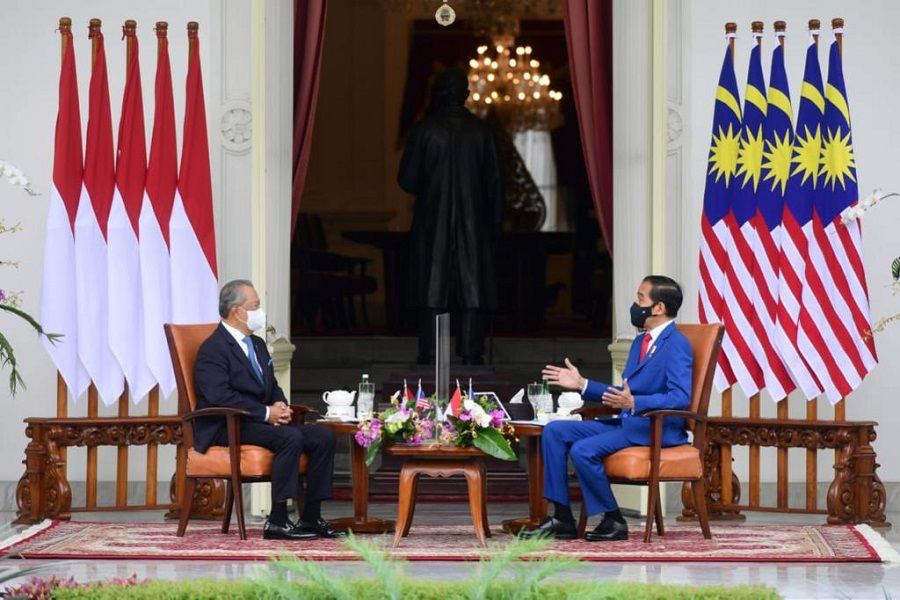 Presiden Jokowi berbincang dengan PM Muhyiddin di teras belakang Istana Merdeka, Jakarta, Jumat, 5 Februari 2021, pagi. Foto: Biro Pers Setpres