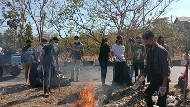 Puluhan Pemuda Asal Nagekeo Peringati HUT RI Ke-76 dengan Lakukan Aksi Bersih Lingkungan di Oesapa, Kota Kupang