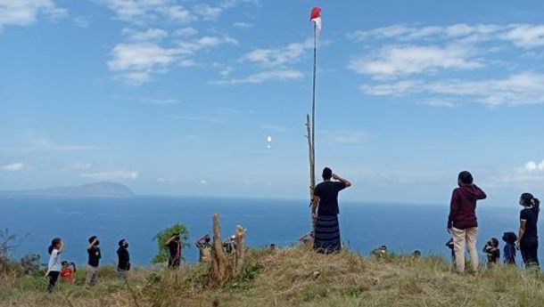 Puluhan Pemuda Ondorea Rayakan HUT Kemerdekaan RI Ke-76 di Puncak 'Bukit Kompani'