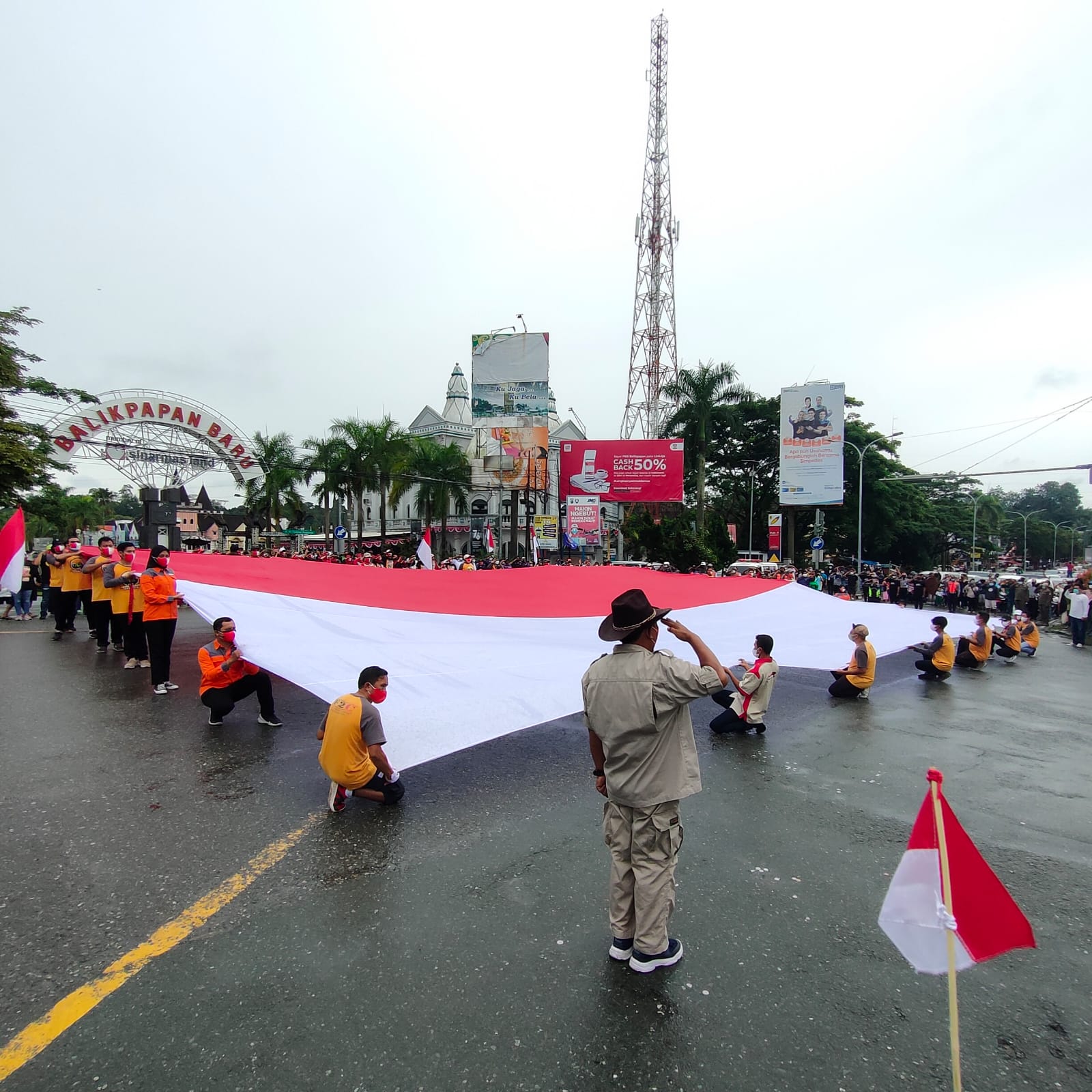 Sejumlah Warga Balikpapan membentangkan merah putih di simpang empat traffic light, Balikpapan Baru pada Selasa (17/8/2021), dalam memperingati HUT RI ke 76 