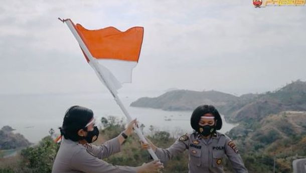 Polwan Polres Manggarai Barat Kibarkan Bendera Merah Putih di Puncak Tertinggi Labuan Bajo