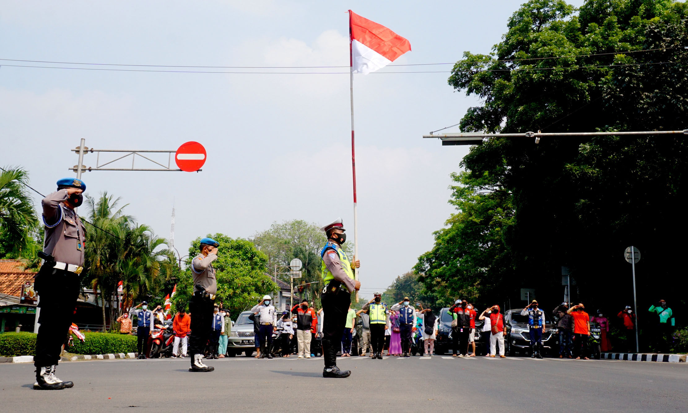 Sejumlah pengguna jalan di kawasan Daan Mogot Kota Tangerang dihentikan beberapa waktu untuk bersama-sama melakukan penghormatan kepada bendera merah putih dalam rangka merayakan detik-detik proklamasi, Selasa 17 Agustus 2021. Foto : Panji Asmoro/TrenAsia                             