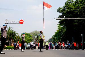 Uapacara Bendera Di Jalan Raya - Panji 1.jpg