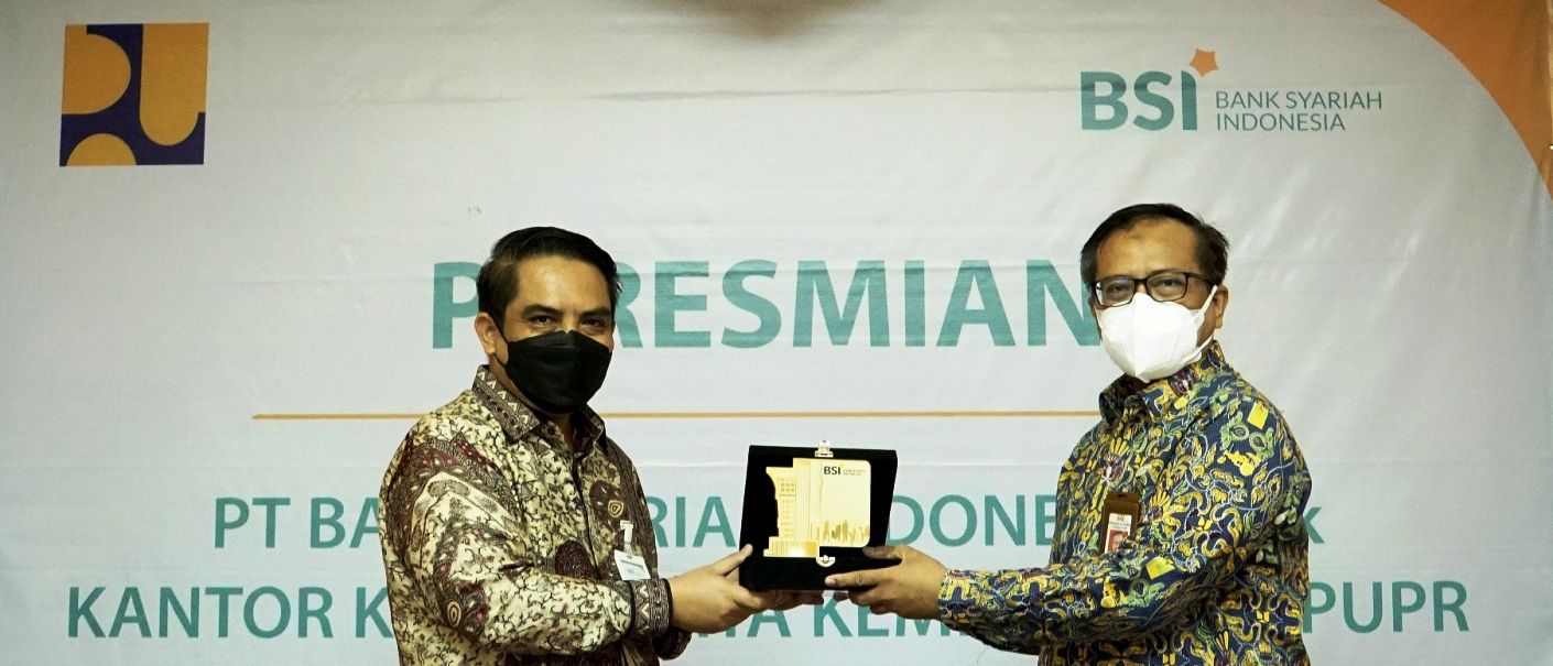 Direktur Sales dan Distribution BSI, Anton Sukarna (kiri) dan Sekjen Kementerian PUPR Muhammad
Zainal Fattah bertukar cenderamata saat peresmian kantor kas Kementerian PUPR