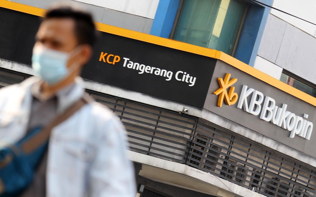 Pejalan kaki melintas didepan kantor KB Bukopin KCP Tangerang City, Rabu 18 Agustus 2021. Foto : Panji Asmoro/TrenAsia