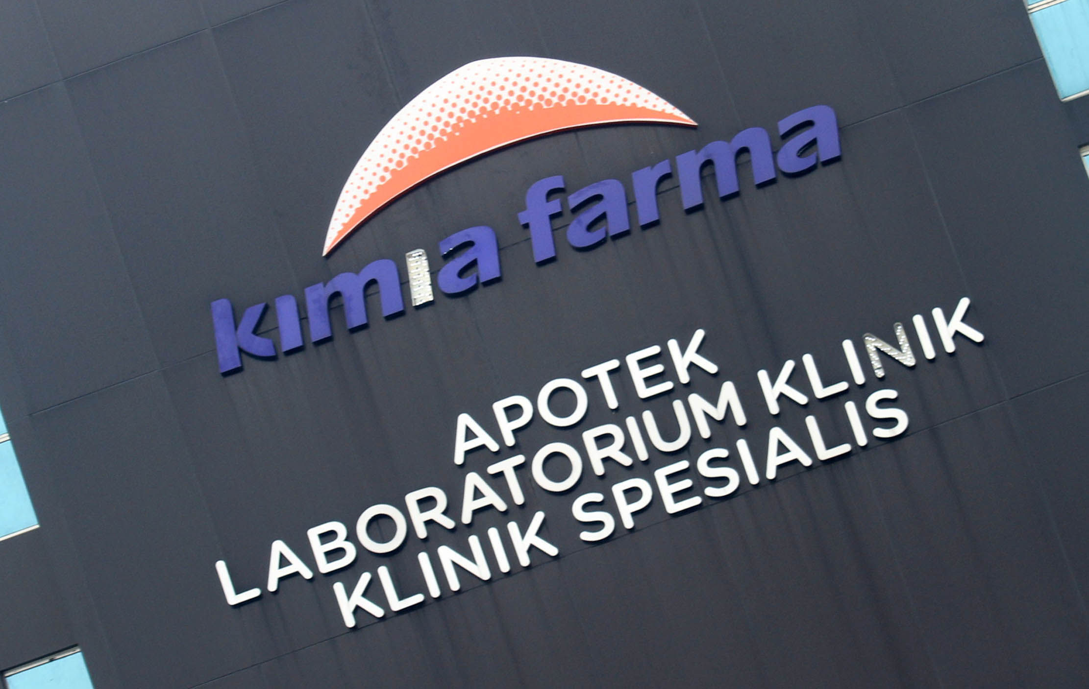 Logo gerai apotek Kimia Farma, Kamis 19 Agustus 2021. Foto : Panji Asmoro/TrenAsia