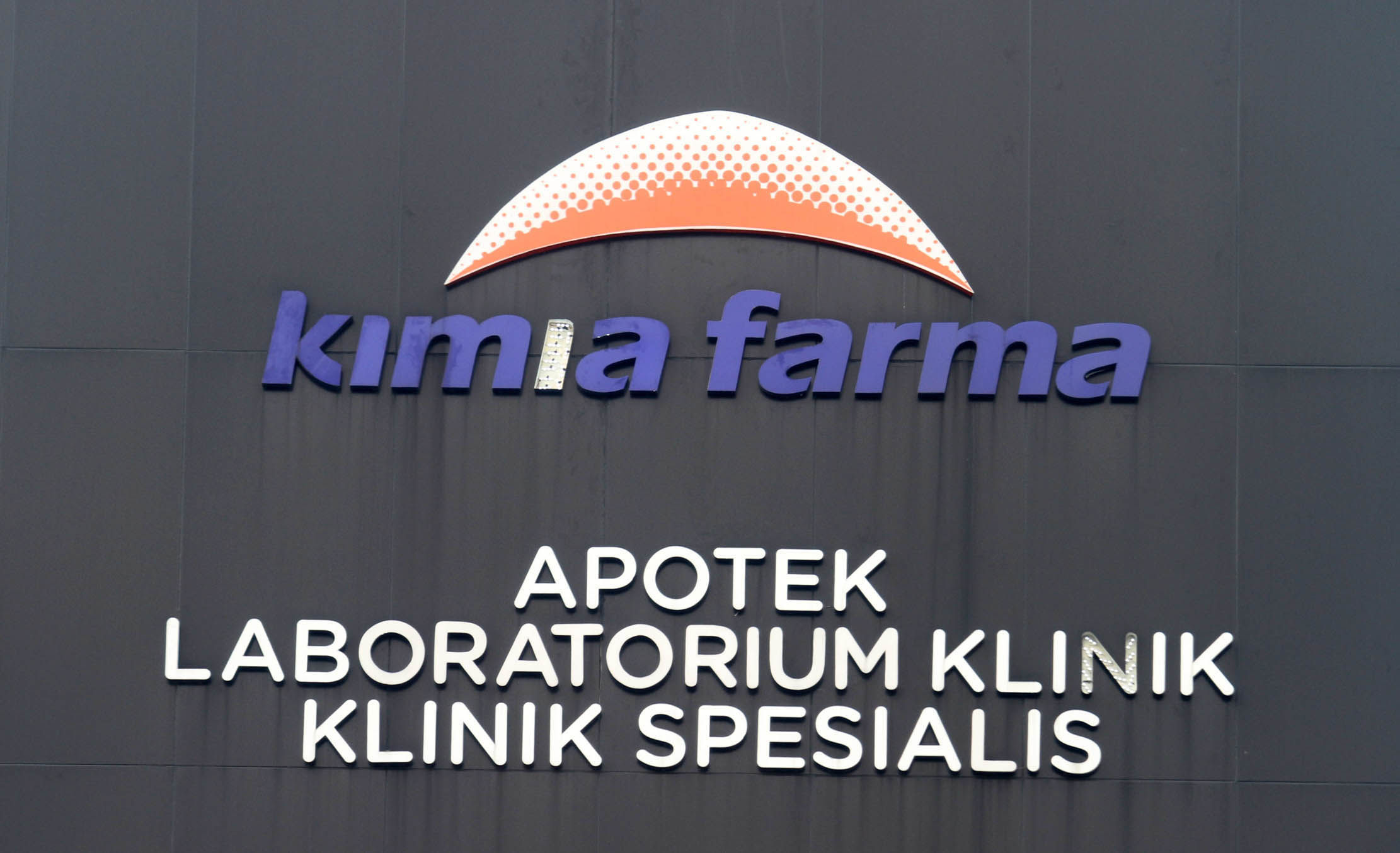 Logo salah satu gerai apotek Kimia Farma, Kamis 19 Agustus 2021. Foto : Panji Asmoro/TrenAsia