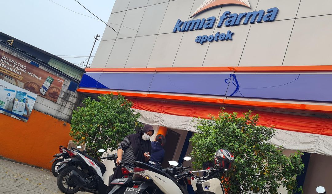 Aktifitas disalah satu outlet apotik Kimia Farma, Kamis 19 Agustus 2021. Foto : Panji Asmoro/TrenAsia