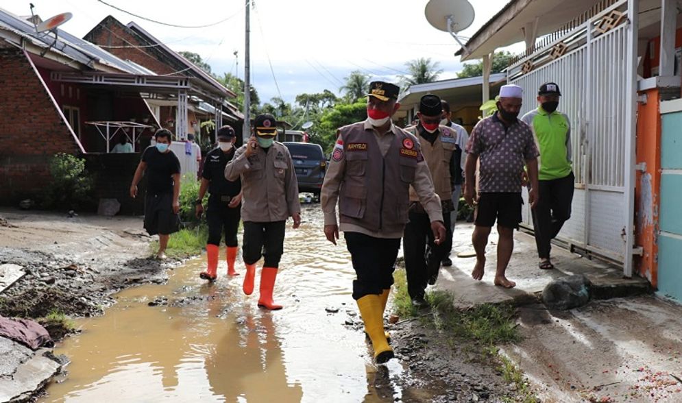 GUB TINJAU BANJIR.jpg