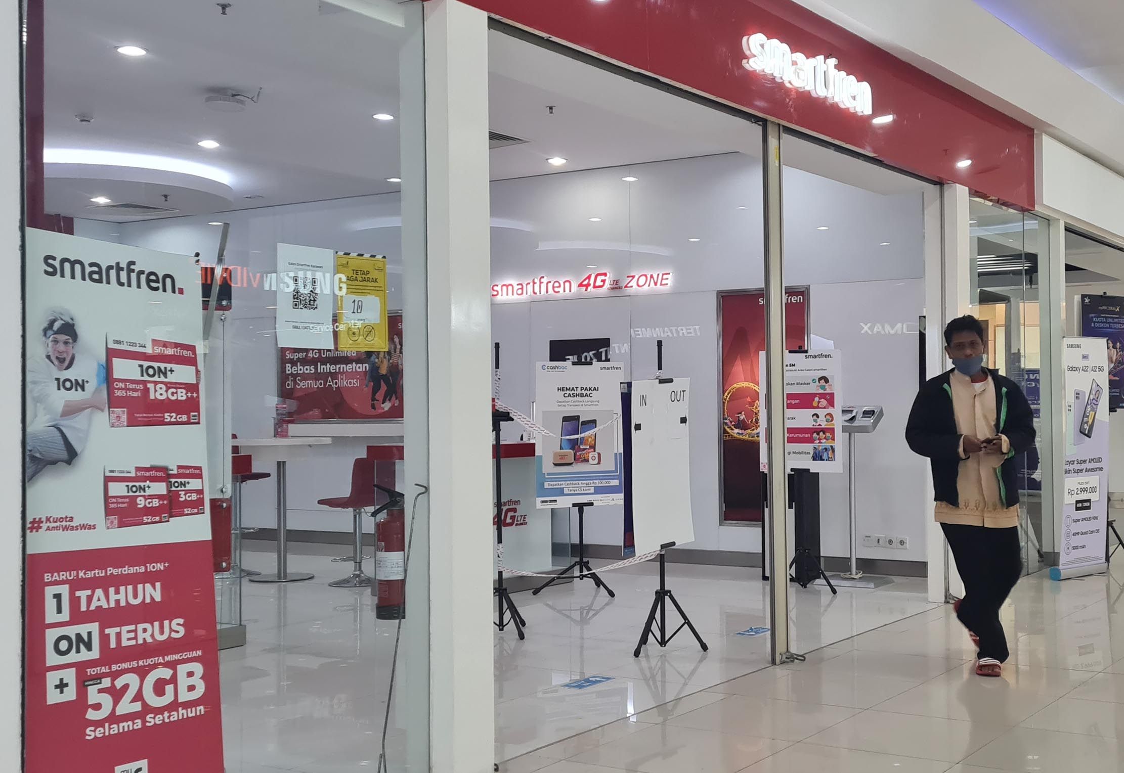 Suasana gerai smartfren di Supermal Karawaci Tangerang, Jumat 20 Agustus 2021. Foto : Panji Asmoro/TrenAsia