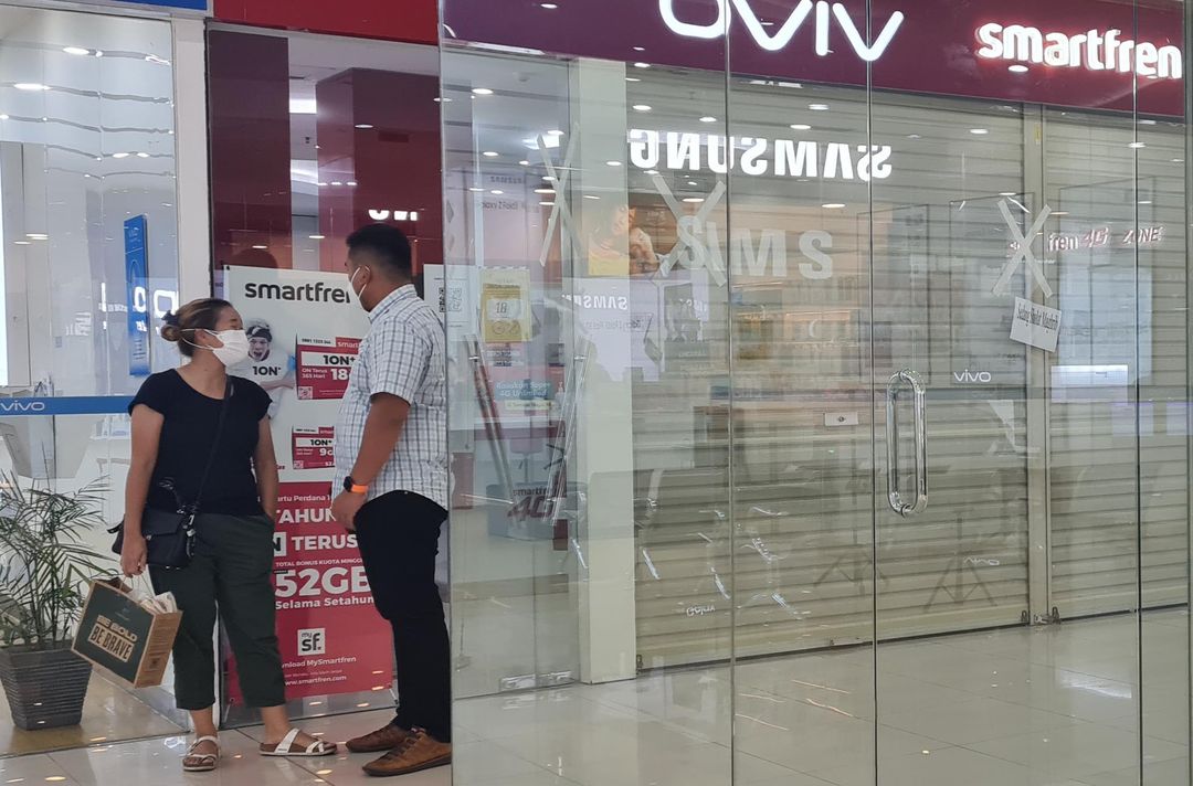 Suasana gerai smartfren di Supermal Karawaci Tangerang, Jumat 20 Agustus 2021. Foto : Panji Asmoro/TrenAsia