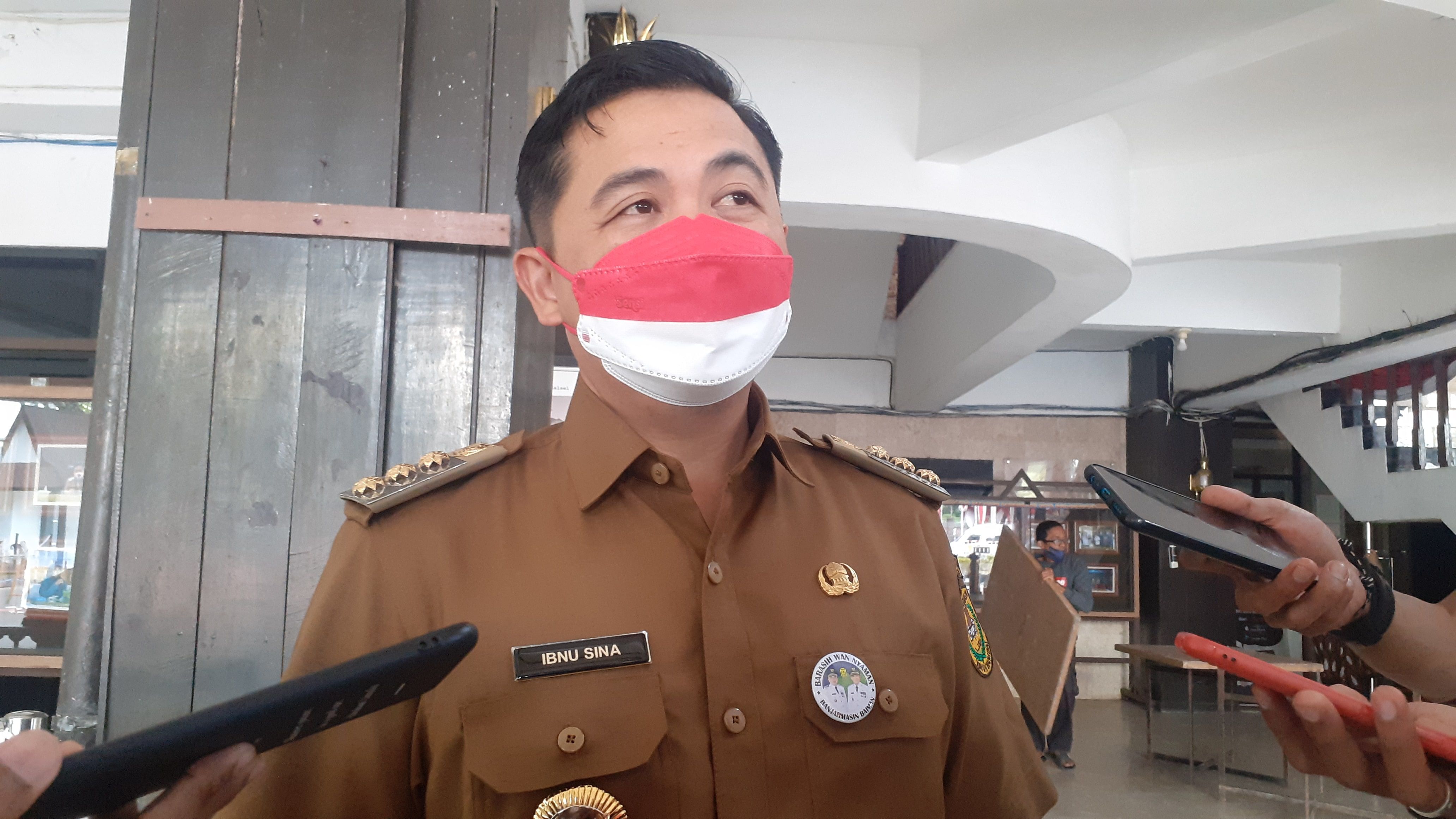 Walikota Banjarmasin, Ibnu Sina, saat memberikan keterangan soal tarif baru tes PCR.