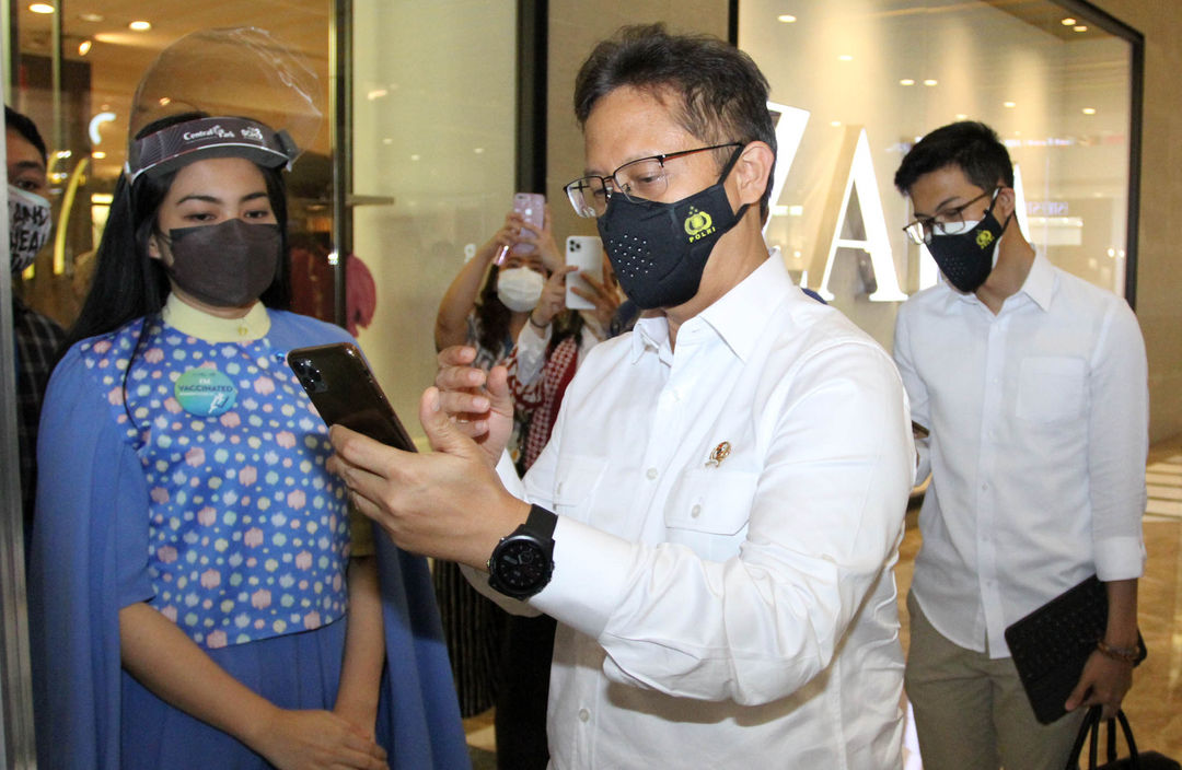 Menteri Kesehatan Budi Gunadi Sadikin saat  melakukan check out di Central Park Mall dengan scan QR Code melalui aplikasi PeduliLindungi. Minggu 22 Agustus 2021 Foto : Panji Asmoro/TrenAsia