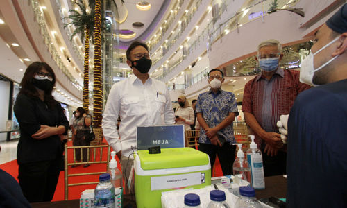 Menteri Kesehatan Budi Gunadi Sadikin didampingi Direktur Utama PT Agung Podomoro Land Tbk. (APL) Bacelius Ruru dan Wakil Direktur Utama APL Noer Indradjaja saat meninjau Mini Sentra Vaksinasi yang ada di Central Park Mall Jakarta Barat, Minggu 22 Agustus 2021. Foto : Panji Asmoro/TrenAsia
