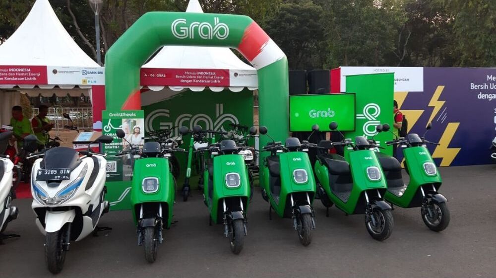 Kerja sama PT Gaya Abadi Sempurna Tbk (SLIS) dengan Grab untuk menjadi kendaraan operasional GrabExpress. 