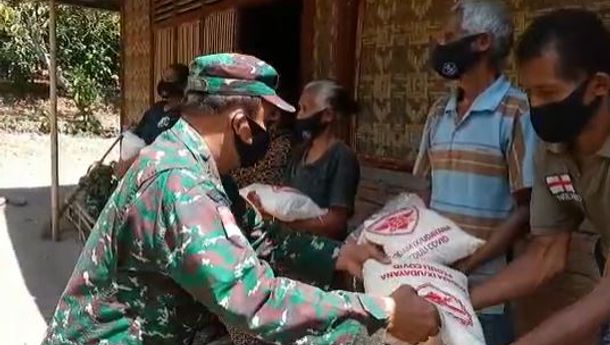 Dapat Paket Bansos, Esau Sampaikan Terima Kasih kepada Pangdam IX Udayana Melalui Danramil 1603-05 Bola