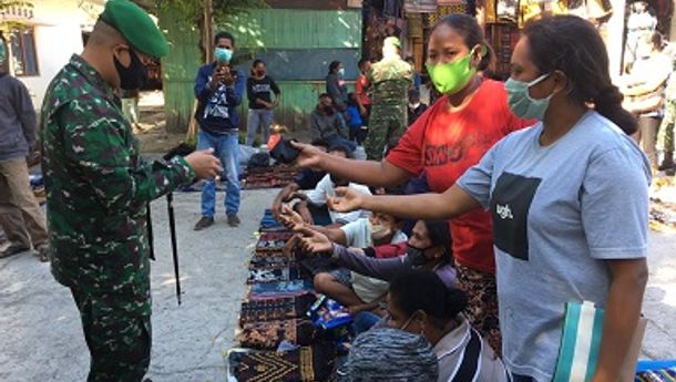 Bagi 4000 Masker dan Ingatkan Warga Soal Prokes,  Dandim 1603 Sikka Turun ke Dua Lokasi Pasar