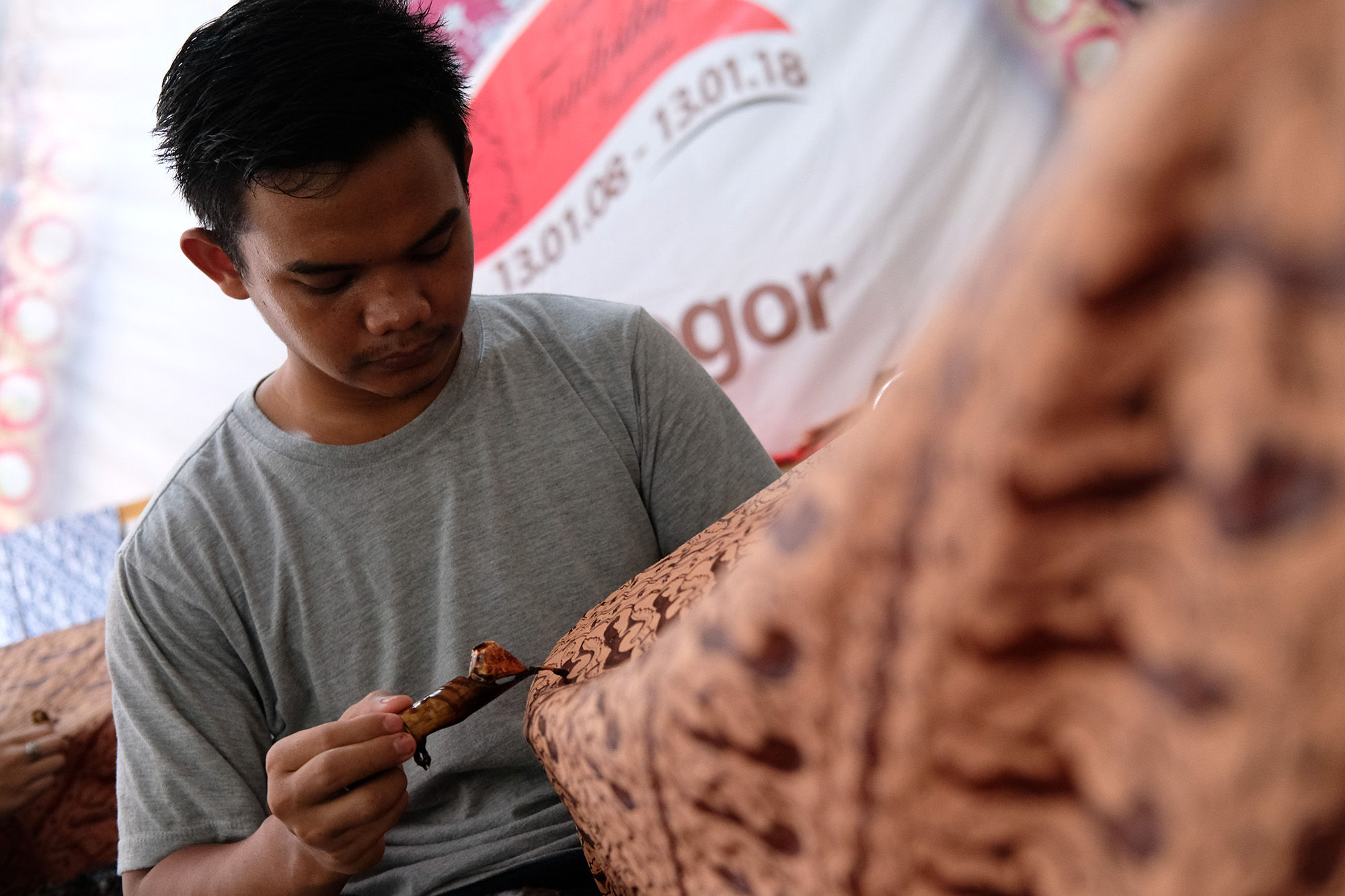 Perajin menyelesaikan pembuatan batik di Sentra Kerajinan Batik Tradisiku,  Kota Bogor, Jawa Barat, Selasa, 24 Agustus 2021. Foto: Ismail Pohan/TrenAsia