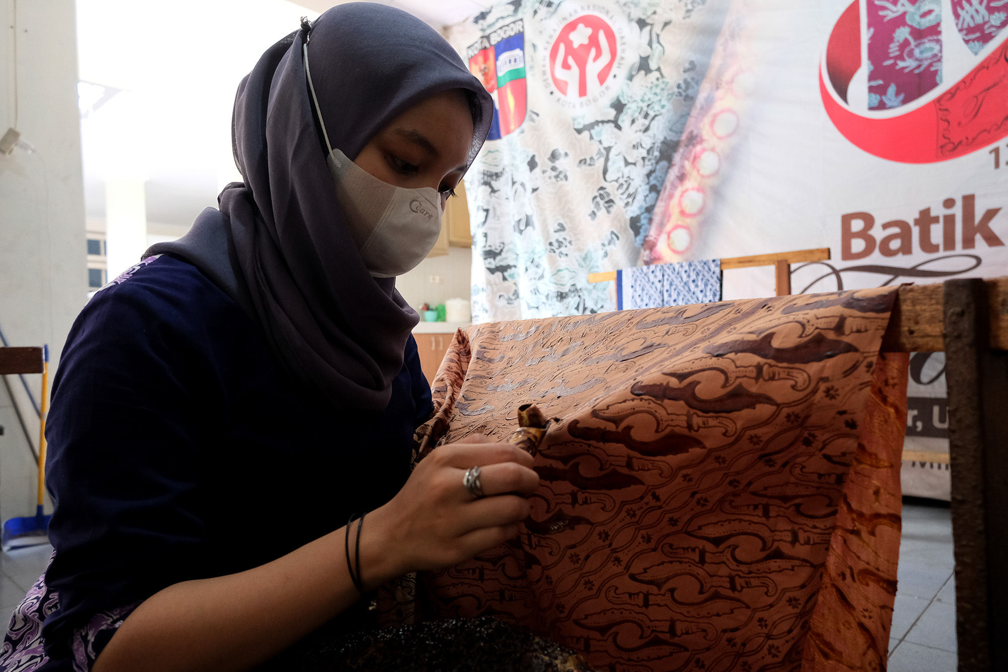 Perajin menyelesaikan pembuatan batik di Sentra Kerajinan Batik Tradisiku,  Kota Bogor, Jawa Barat, Selasa, 24 Agustus 2021. Foto: Ismail Pohan/TrenAsia
