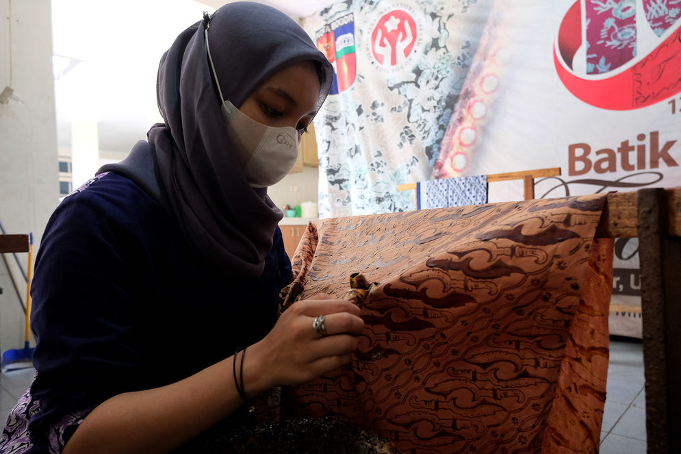 Perajin menyelesaikan pembuatan batik di Sentra Kerajinan Batik Tradisiku,  Kota Bogor, Jawa Barat, Selasa, 24 Agustus 2021. 