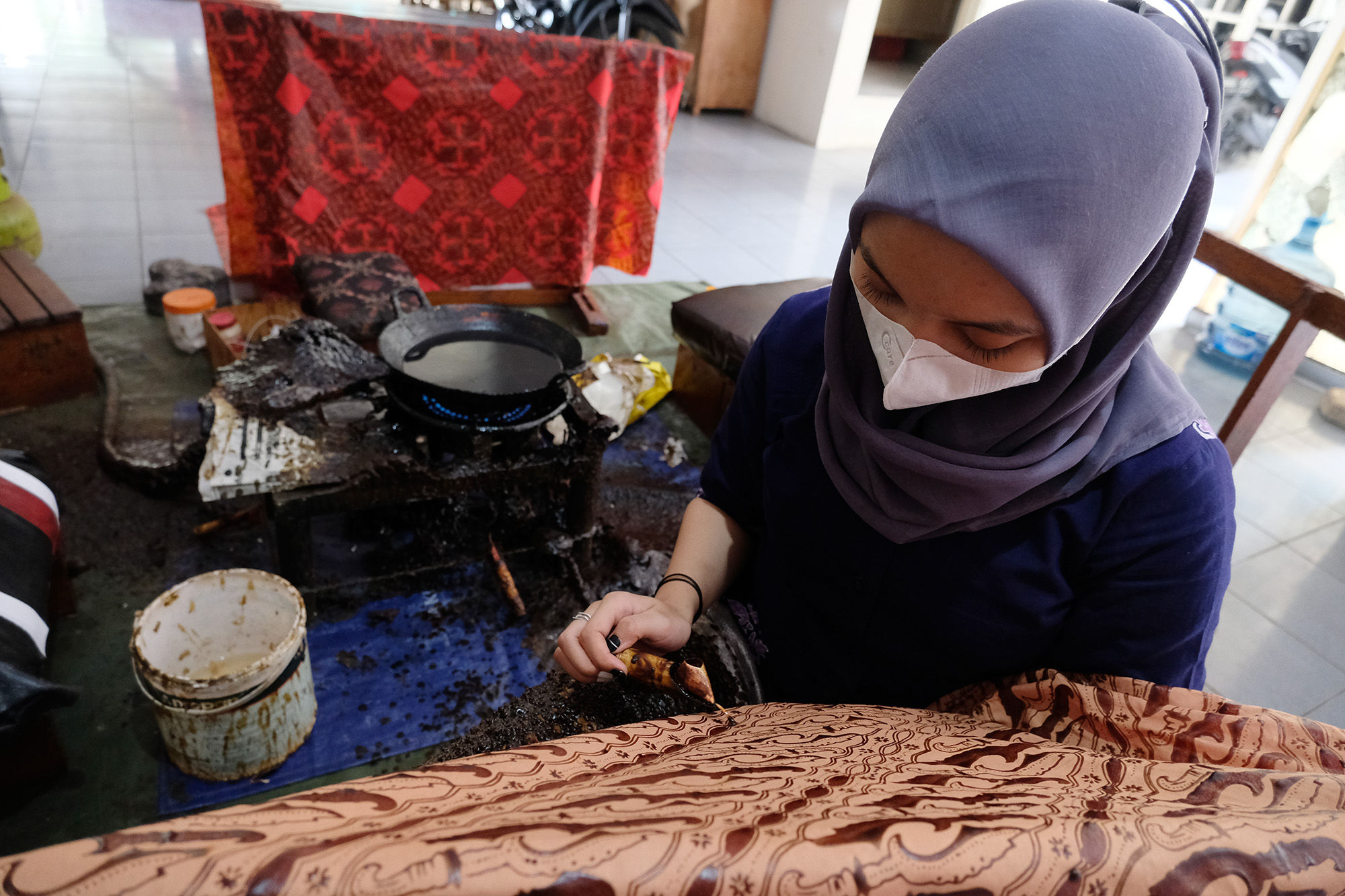 Perajin menyelesaikan pembuatan batik. 5 UKM Kaltim raih transaksi Rp 3,8 miliar dalam kerja sama dengan Yogyakarta. Foto: Ismail Pohan/TrenAsia