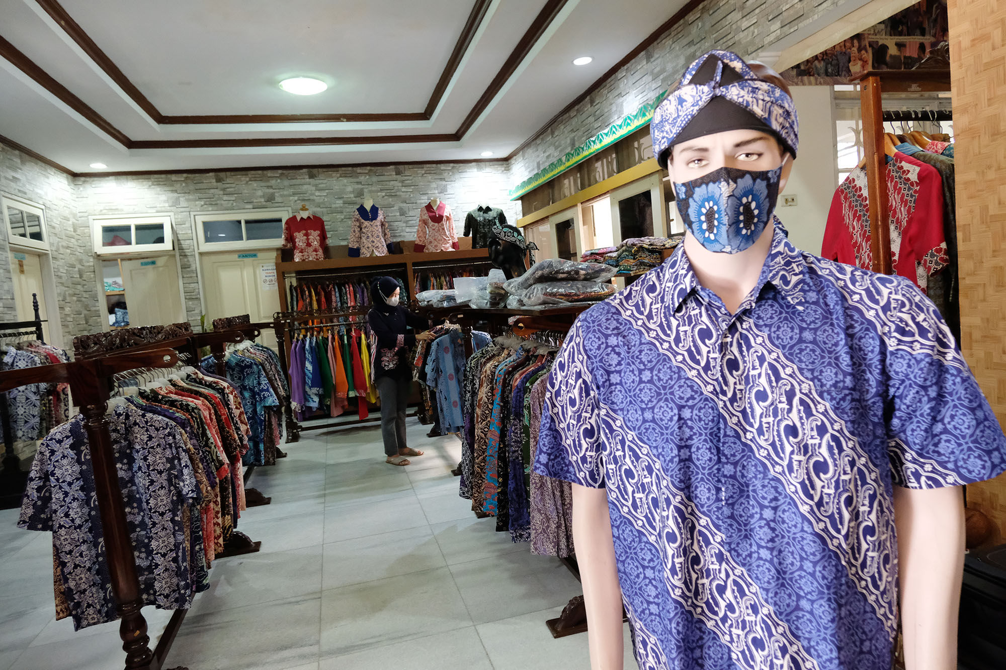 Perajin menata produk pakaian batik di Sentra Kerajinan Batik Tradisiku,  Kota Bogor, Jawa Barat, Selasa, 24 Agustus 2021. Foto: Ismail Pohan/TrenAsia