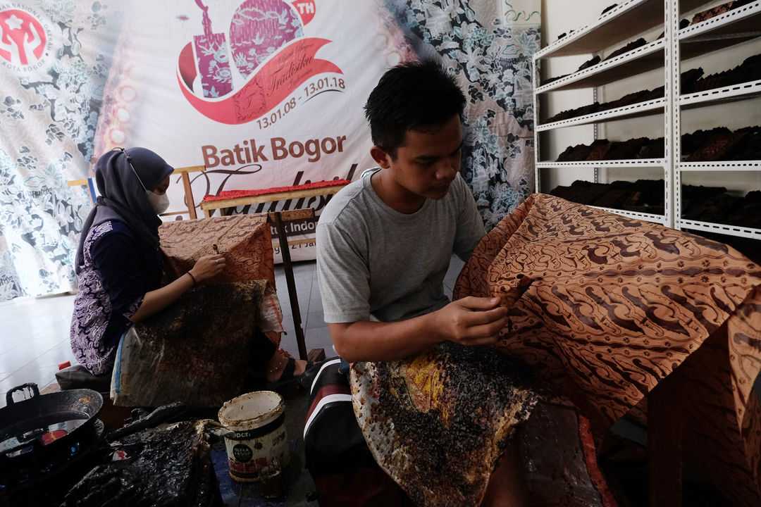 Perajin menyelesaikan pembuatan batik di Sentra Kerajinan Batik Tradisiku,  Kota Bogor, Jawa Barat, Selasa, 24 Agustus 2021. Foto: Ismail Pohan/TrenAsia