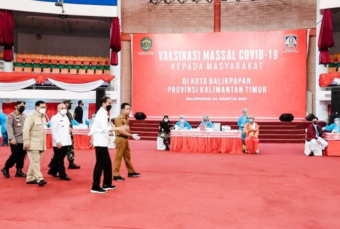 Presiden Joko Widodo meninjau pelaksanaan vaksinasi di Gedung BSCC (Dome) Balikpapan, Selasa (24/8/2021)