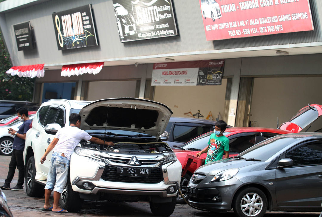 Suasana perdagangan mobil bekas di Bursa Mobil Summarecon Serpong Tangerang Selatan, Rabu 25 Agustus 2021. Foto : Panji Asmoro/TrenAsia