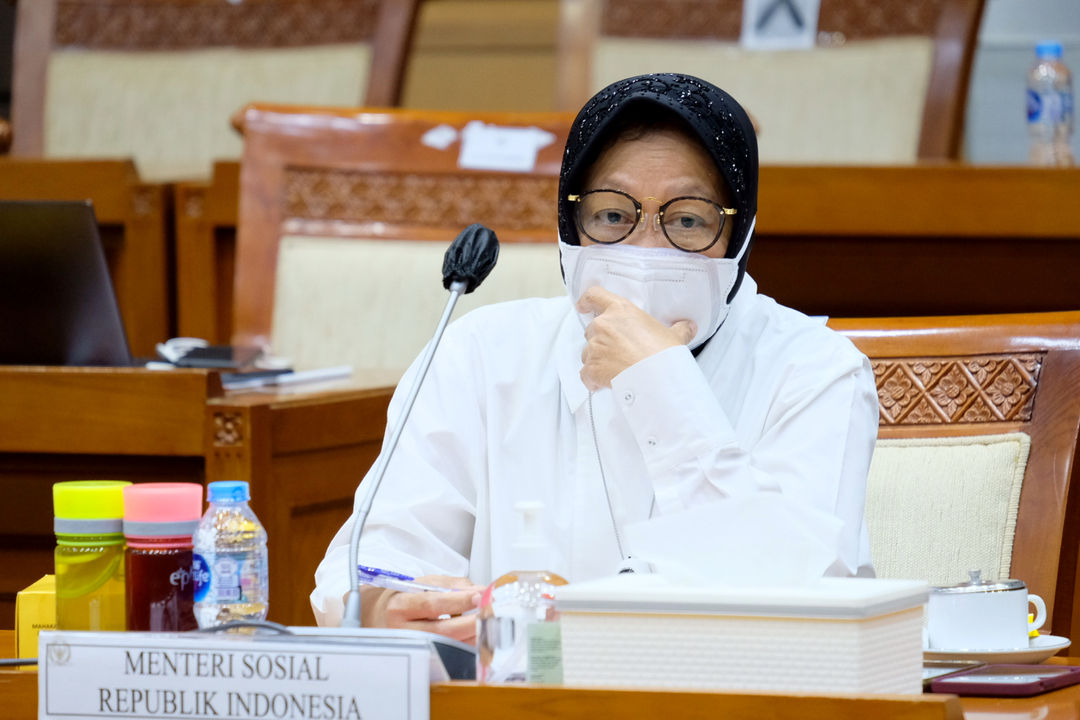 Menteri Sosial Tri Rismaharini bersiap mengikuti rapat kerja dengan Komisi VIII DPR di Kompleks Parlemen, Senayan, Jakarta, Kamis, 26 Agustus 2021. Foto: Ismail Pohan/TrenAsia