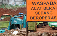 Sejumlah pekerja dengan alat berat tengah menyelesaikan proyek pembangunan Tol Serpong Balaraja di kawasan Cilenggang TangSel, Kamis 26 Agustus 2021. Foto : Panji Asmoro/TrenAsia