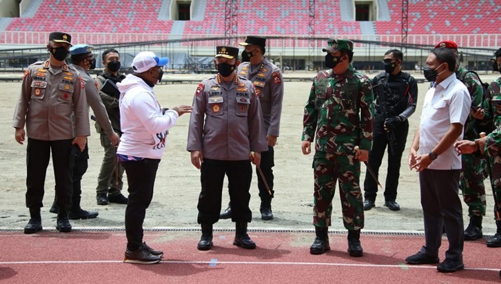 KAPOLRI TINJAU STADION AQUATIC PON.jpg