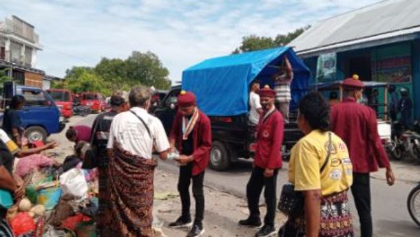 PMKRI Cabang Maumere Bagi Masker di Pasar Wairkoja