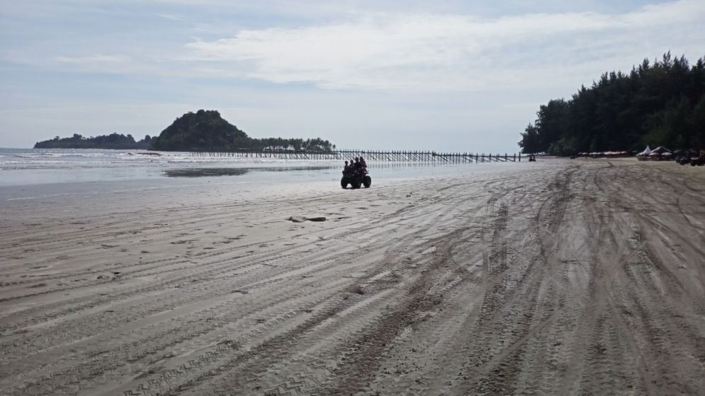 PANTAI AIR MANIS.jpg