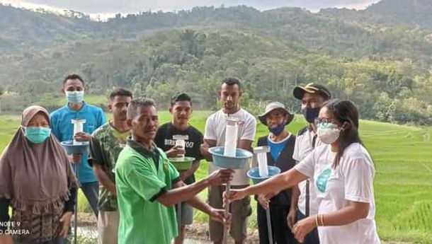 Uniflor Serahkan  30 Perangkap Cahaya untuk Atasi Hama Pertanian di Detusoko Barat