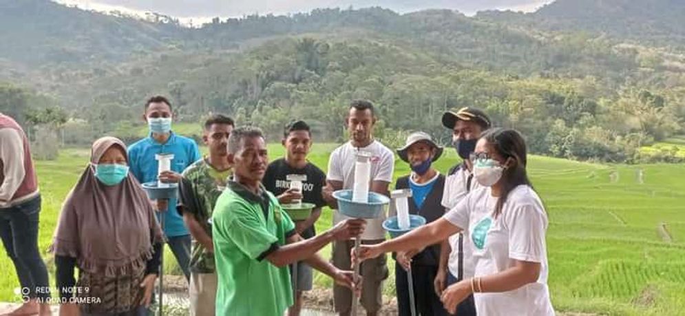 Uniflor Serahkan  30 Perangkap Cahaya untuk Atasi Hama Pertanian di Detusoko Barat