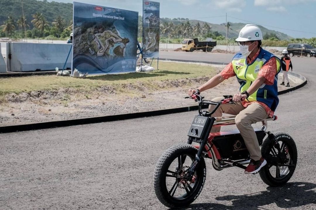 Menteri Pariwisata dan Ekonomi Kreatif (Parekraf) Sandiaga Salahuddin Uno saat meninjau kesiapan "World Superbike" di Sirkuit Mandalika, NTB. / Dok. Kemenparekraf