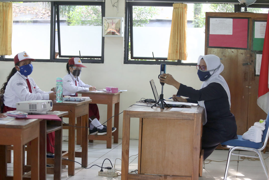 Suasana Guru dan siswa saat pembelajaran Sekolah Tatap Muka Perdana di SDN 14 Pagi, Pondok Labu, Jakarta Selatan, Senin, 30 Agustus 2021. Foto: Ismail Pohan/TrenAsia