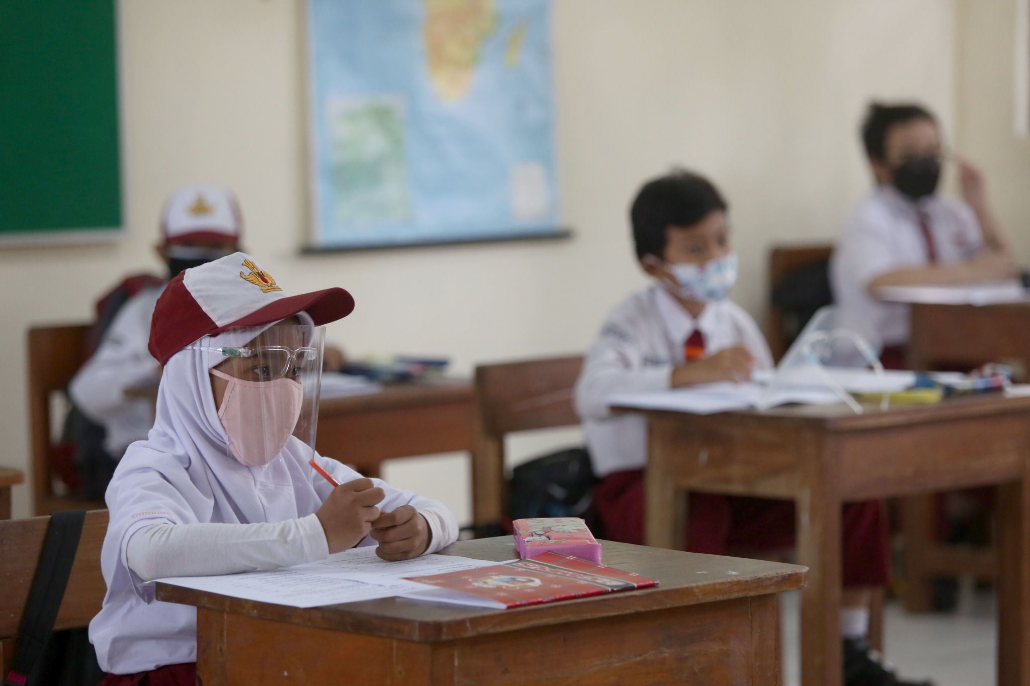 Siswa Sekolah Dasar mengikuti Sekolah Tatap Muka Perdana di SDN 14 Pagi, Pondok Labu, Jakarta Selatan, Senin, 30 Agustus 2021. Foto: Ismail Pohan/TrenAsia