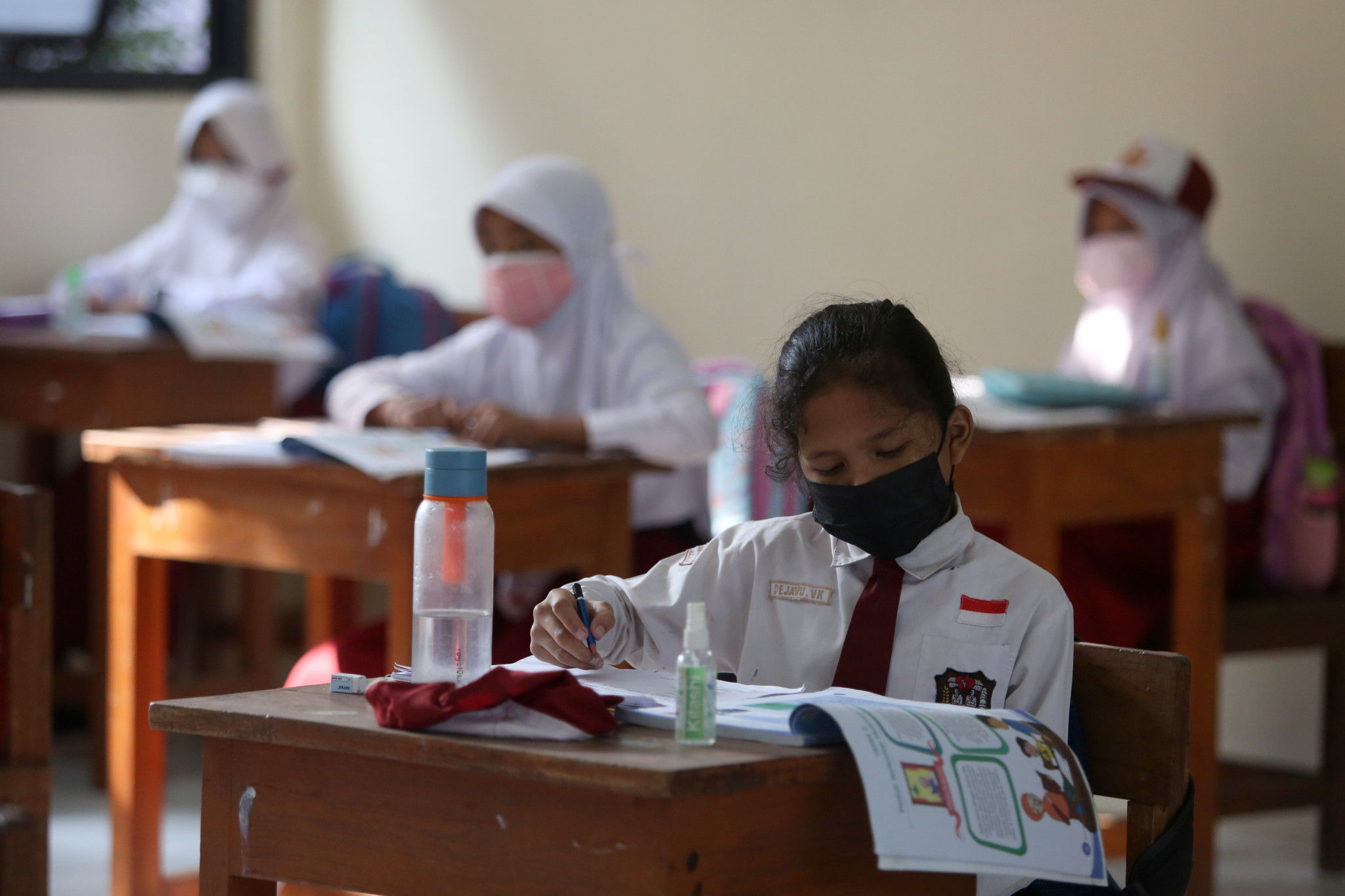 Siswa Sekolah Dasar serius mengikuti Sekolah Tatap Muka Perdana di SDN 14 Pagi, Pondok Labu, Jakarta Selatan, Senin, 30 Agustus 2021. Foto: Ismail Pohan/TrenAsia