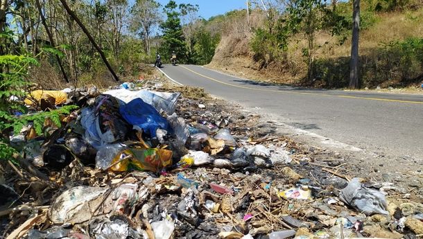 Sampah Plastik hingga Sisa Makanan Menumpuk  di Pinggir Jalan Ruteng-Reo