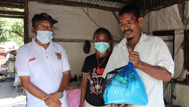 Lukman Riberu Serahkan Bantuan Bagi Warga Terdampak Covid