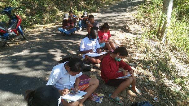 Perjuangan Pelajar Kampung Nggalak Naik Turun Bukit Cari Sinyal